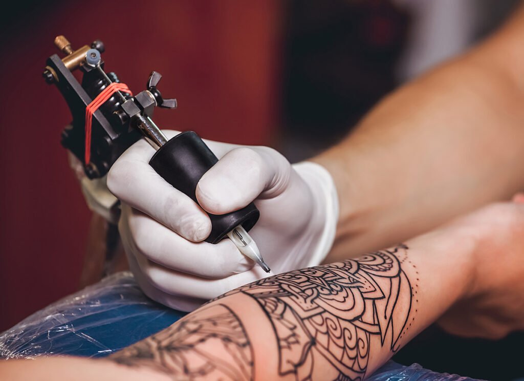 Processo da realização da tatuagem.